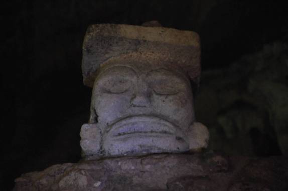 Uma antiga escultura de características olmecas na caverna de Lol-Tun, no Yucatán, no sul do México